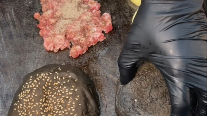 صدفة لطيفة في الشارع: هامبرغر أمريكي! 25 رنمينبي للواحد، والكمية وافرة جدًا! لقمة واحدة من اللحم الب