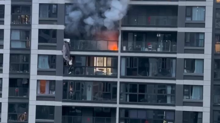 اندلع حريق مفاجئ في الطابق التاسع بإحدى المجمعات السكنية في هانغتشو: حاول رجل عالق داخل الشقة التسلل