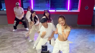 Có ai muốn xem "Đây có phải là cách tất cả người Kpop nhảy không?" không?