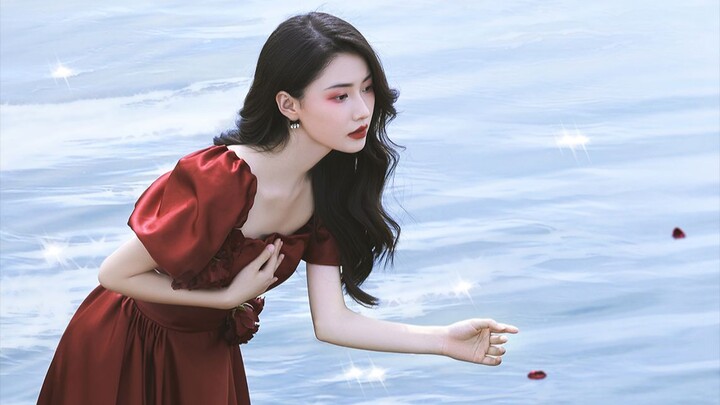 “Thần linh chìm đắm, hoa hồng héo úa, chàng ngồi trong nhà thờ kéo đàn organ, lãng mạn đến chết ngườ