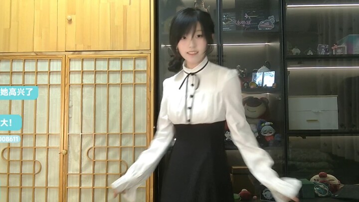 Capsaicin menari lagu “Selamat Malam Nona” dengan kostum hari ini, lalu dia sendiri kembali menyanyi