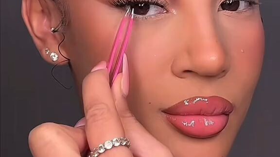 napakaga dang paraan ng pag lalagay ng eyeshadow