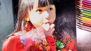 الغلاف عبارة عن فتاة صغيرة مرسومة بأقلام ملونة