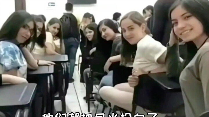 当全班就你会画画时！