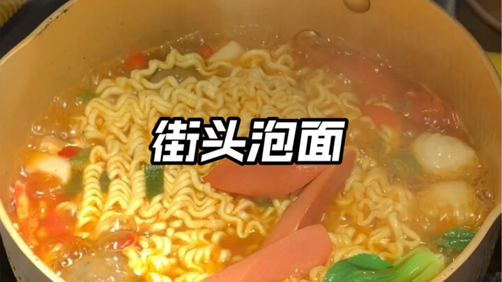 แผงบะหมี่กึ่งสำเร็จรูปบนท้องถนน! บะหมี่ที่ต้มเองอร่อยกว่าบะหมี่ชงซะอีก!