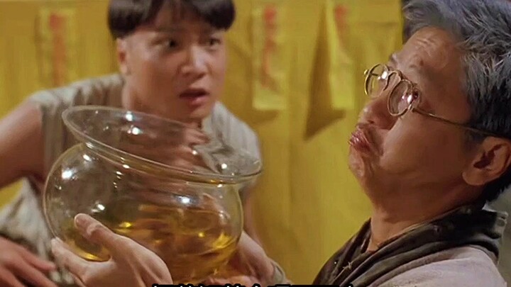 The big jar Chen You drank from looks like oil on the surface, but it’s actually tea.