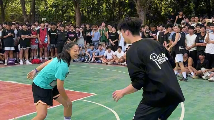 Lần đầu gặp nữ cầu thủ bóng rổ đường phố, cô ấy biết bao nhiêu động tác vậy, quá ngầu!