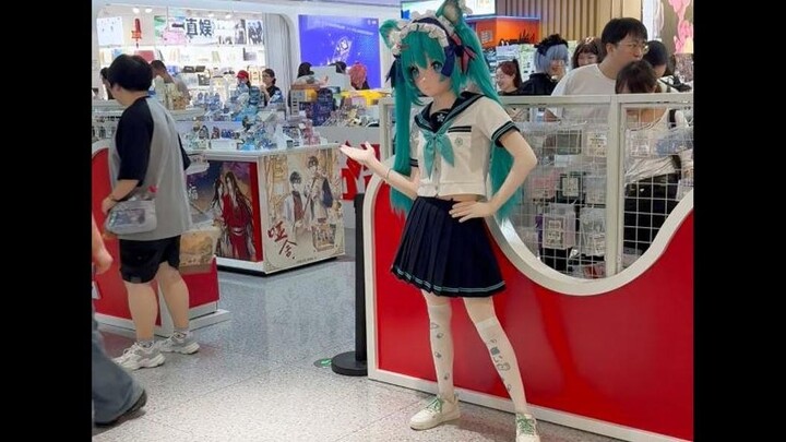 ทำเป็นตุ๊กตาขนาดใหญ่ของมิกุหน้าร้านขายสินค้าคอสเพลย์...