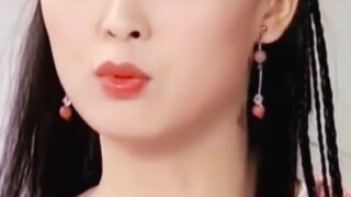 现在的古装女主们，大簪花撑不起来，小花花还戴不起吗？