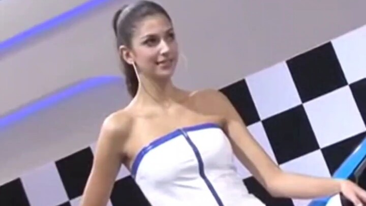 Người mẫu xe hơi đại dương cực giống Gal Gadot