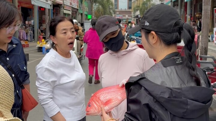 เปิดแผงขายปลาทะเล ปลาทะเลหายากอย่าง “จอมทัพเกราะ”