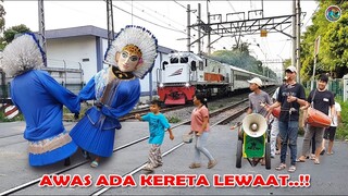 ONDEL-ONDEL JOGET di Atas REL, MENEGANGKAN.. AWAS ada KERETA LEWAT !! 😱😱