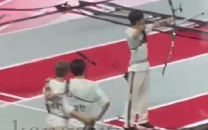Shotaro and Seongchan watch Tingyu shoot arrows, hahaha!