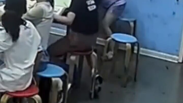 "Cô gái, đừng khóc. Cô gái cảm thấy không khỏe và ngất xỉu trong lớp học quan tâm. Giáo viên không đ
