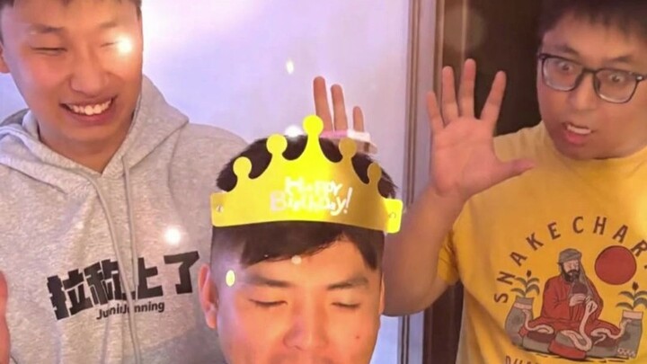 أحتفلت بعيد ميلاد زميلي في السكن، وكانت الطاقة عالية طوال الوقت — المتابعون: هذا هو النهاية التي لم 