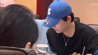 Saya sangat menyukai gaya Xiao Ding dalam mempromosikan drama ini. Wu Xun, membaca secara bergiliran