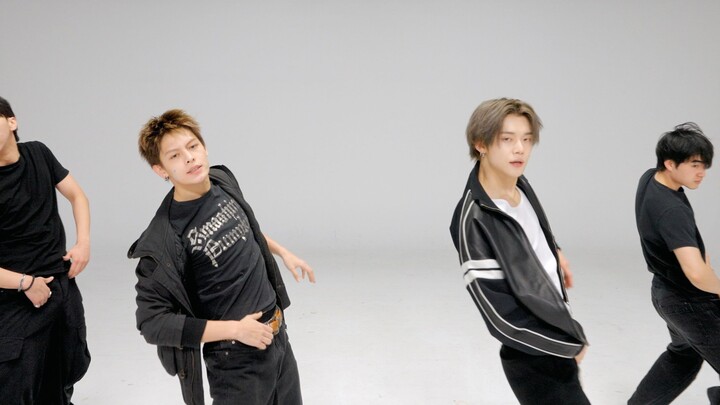 أداء تتابع "Talk to You" مع جيمس من فرقة كورتيس | يونجون