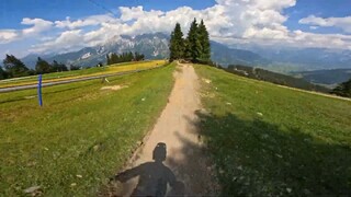 「人群太吵了 我想一个人看这段风景 安静和孤独 踏实又自由」