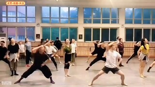 火到国外的一段视频，外国网友：这得多强的民族自信能跳出这感觉
