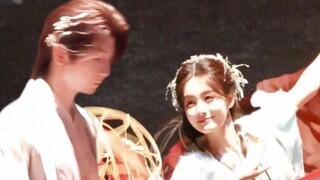 Tonight, Fugui saw Qingtong dancing on the stage, and he became shy backstage...