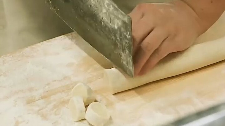 "رحلة ريادة الأعمال في صناعة الزلابية تلتقي بواحد من أنقى النعم، والقوة النسائية تبني مصنعًا وترسم آ