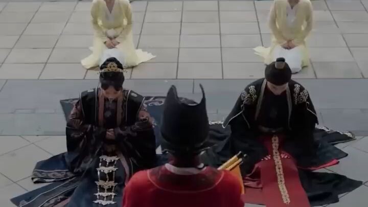 ถูกน้องสาวต่างมารดาแย่งแฟนไปฉันเลยแต่งกับขอทานไม่คิอว่าเขาคือฮ้องเต้[พากย์ไทย]