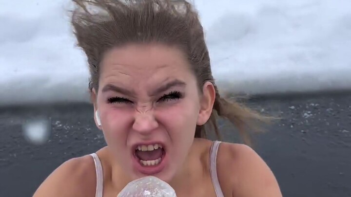 Ketika pacar Rusia-mu yang serba fals tiba-tiba ingin belajar bernyanyi...