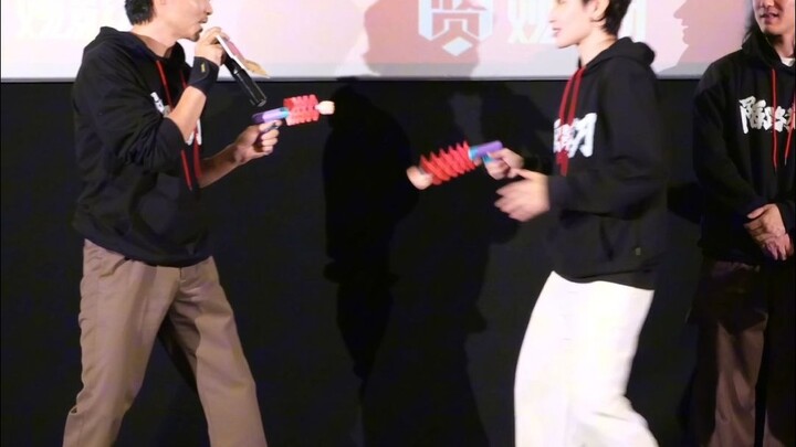 Quá bất ngờ! Nhìn thấy Trương Tấn và Tưởng Lộ Hà cầm nắm đấm nhỏ so tài tại lễ công chiếu bộ phim “M