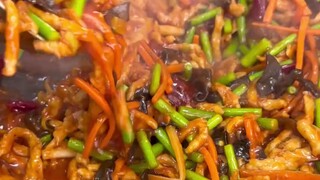 Teaching college apprentices how to make fish-flavored shredded pork.
