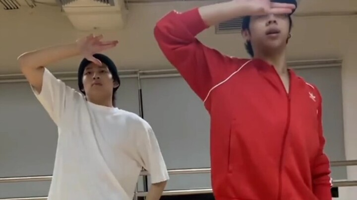 Bread and Little Sister-in-law, who haven't been seen for a long time, danced together again.