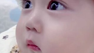揭秘小宝宝总是肉乎乎的可爱之谜！为什么爸爸一抱宝宝就哭还很难哄睡？