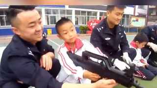 Anak-anak ini bisa berjalan melintang di sekolah