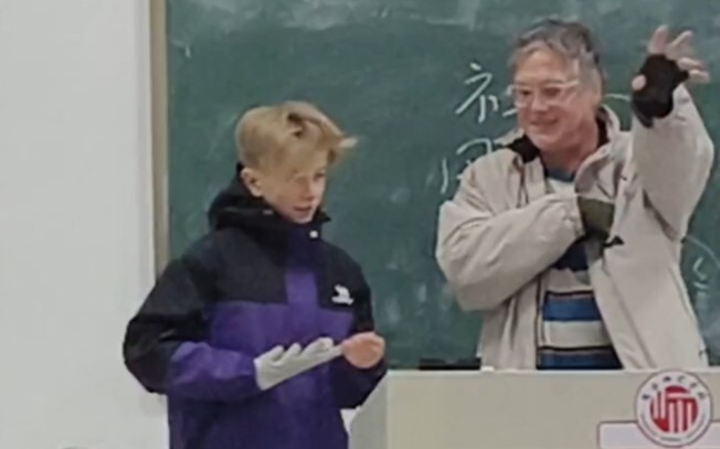 คุณครูชาวต่างชาตินำลูกชายมาเรียนด้วย!