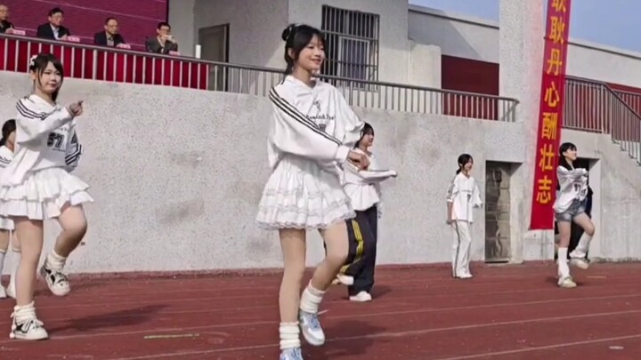 رقصة الفتيات في حفل افتتاح الألعاب الرياضية الثانوية