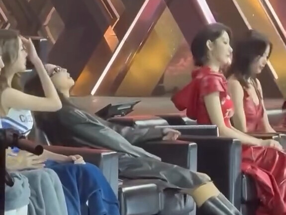 Jennie kelelahan hingga langsung terkulai duduk