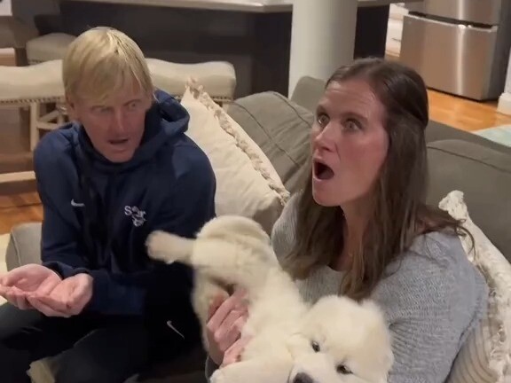 เมื่อคุณมอบความเซอร์ไพรส์ให้พ่อแม่ในวันคริสต์มาสด้วยเจ้าหมาน้อยโกลเด้นตัวน้อย