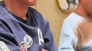 一夫一妻制让你玩明白了！！兄弟手伸过来 顺手就塞怀里了，直到看到媳妇的手...