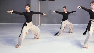 Setelah menonton tarian klasik eksplosif "Hold the Feather", saya hanya bisa mengagumi keterampilan 