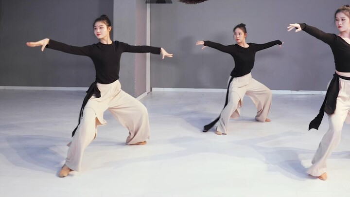The powerful classical dance "Holding the Feather" makes one admire the dancers' strong skills | She