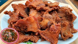 คอหมูทอดกรอบ พร้อมน้ำจิ้มแจ่ว กรอบยอกนุ่มในน้ำมันไม่กระเด็น Fried pork neck with Thai spicy sauce