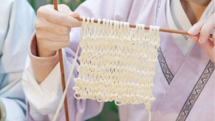 Quay về thời cổ đại muốn ăn mì ăn liền thì phải làm sao? Tự dệt lấy chứ sao!