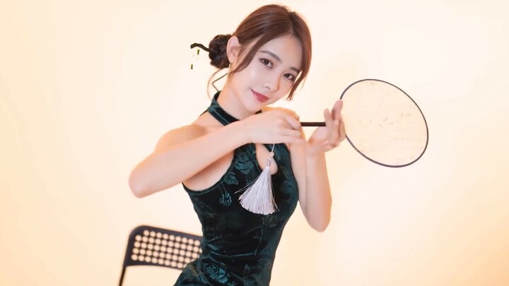 This graceful figure ~ who can resist this cheongsam beauty!