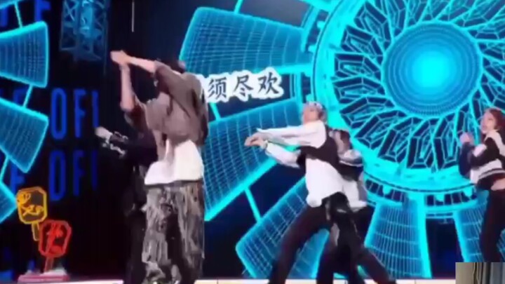 【李永钦/Ten】有生之年还能看到李永钦跳无翼而飞，跟我说，谢谢舞社的小姐姐们！歌一出来，我一个惊呼！