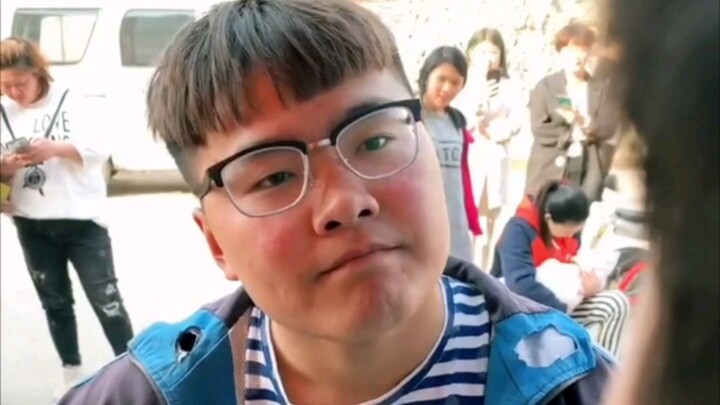 Lương của tôi đã về tài khoản rồi, tôi không phởn lên được à?