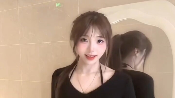 Siapa yang tatapannya tertuju padaku?