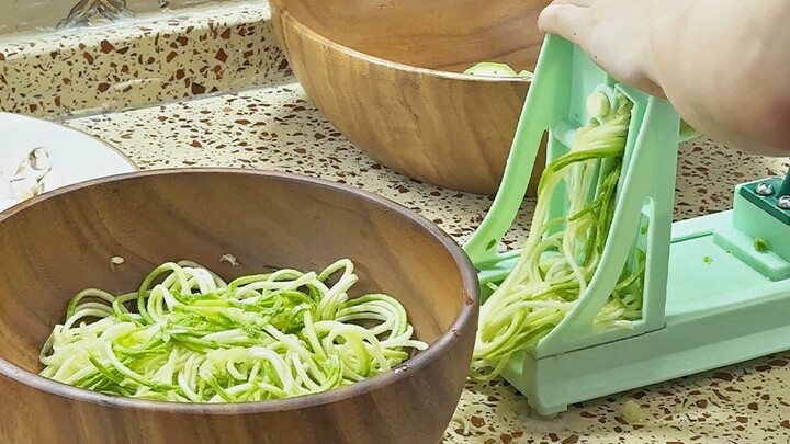 Suami berusia 42 tahun akhirnya setuju tampil di kamera! Aku bikin satu porsi masakan diet sebagai h