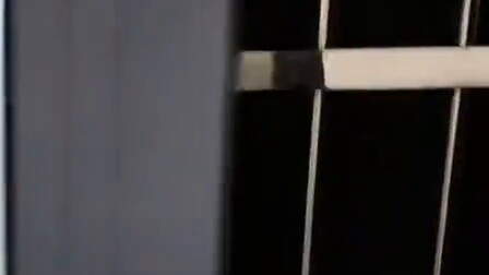 Aku pikir itu adalah cermin satu arah, bergaris-garis