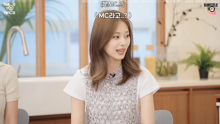 Chương trình nhóm TWICE: Nayeon vắng mặt, Momo làm MC; ngay phần chào mở đầu đã bị cả nhóm “bắt tay”