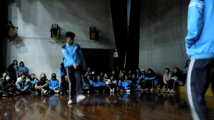 Seberapa dahsyatnya saat siswa SMA membentuk sandi di atas panggung?