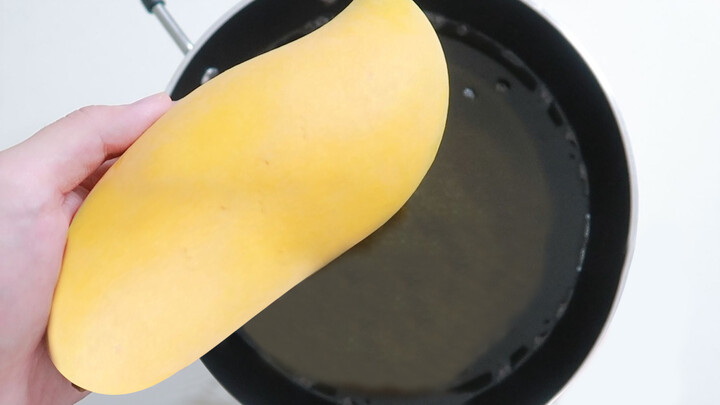 Throw mangos in boiling oil! Crispy and crunchy! Yummy!